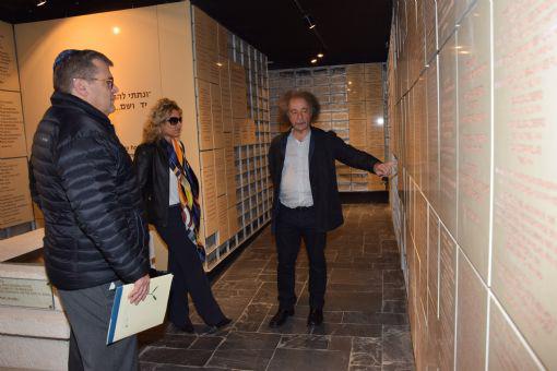 Dr. Gary Weiss and Dr. Christine Steinmetz visited the Holocaust History Museum and the Australian Wall in the Memorial Cave on 24 December 2015
